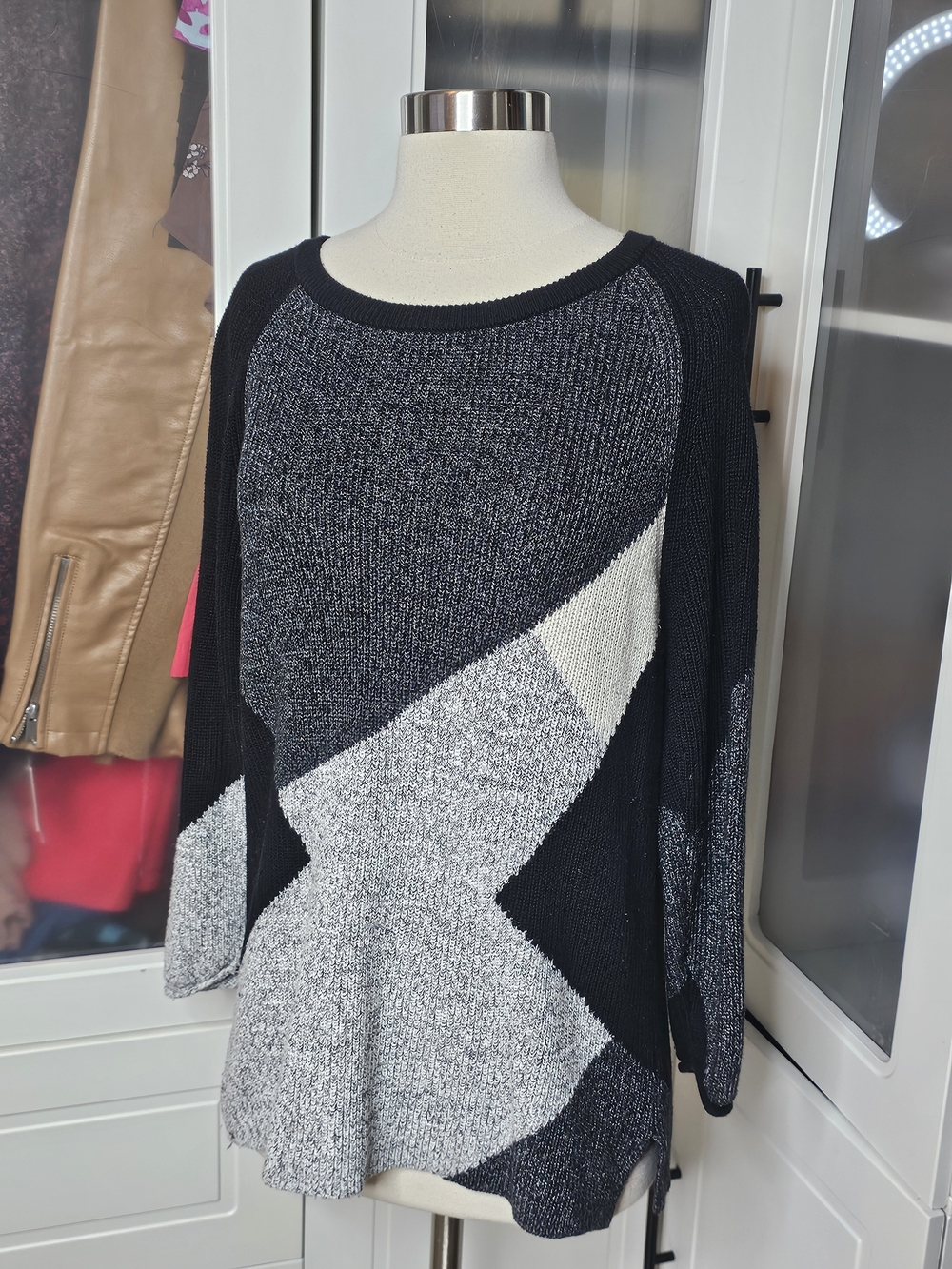 Nic + Zoe Colorblock Crewneck Sweater - Black & Gray